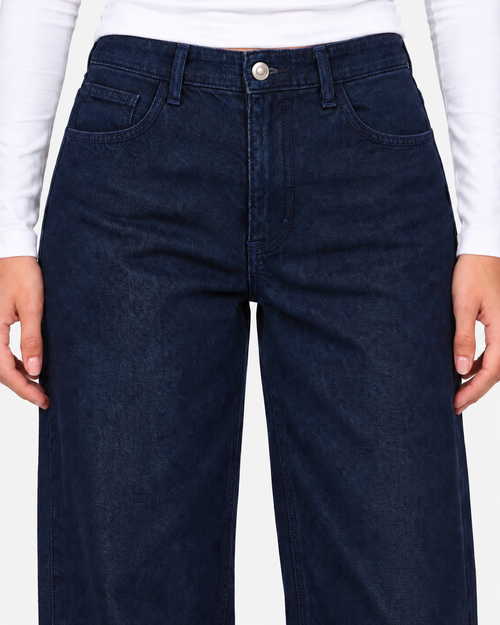 STRAIGHT LEG JEANS